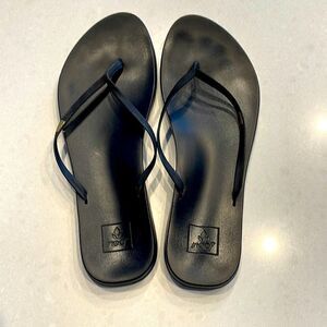 Reef women’s flip-flops size 40 excellent shape synthetic leather rubber sole.